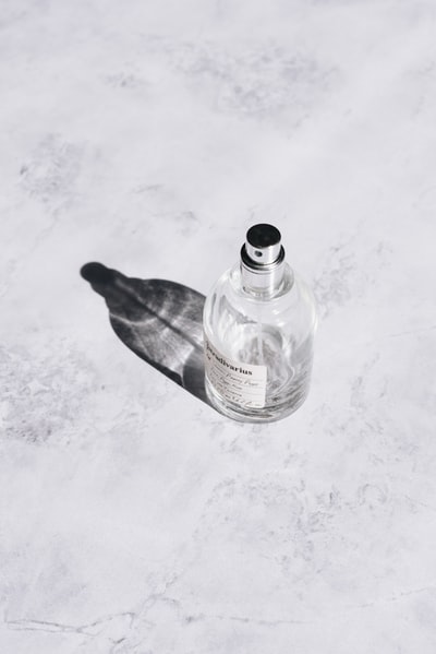 白色桌子上的透明塑料瓶